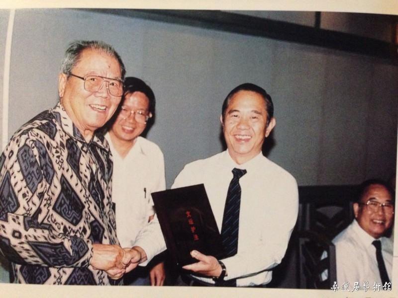 1989年8月26日，新加坡文化学术协会举行“20周年纪念晚宴”。图为文协名誉顾问、高级政务次长何家良（左三）将“文坛护法”纪念盾颁予名誉会长潘受（左一）