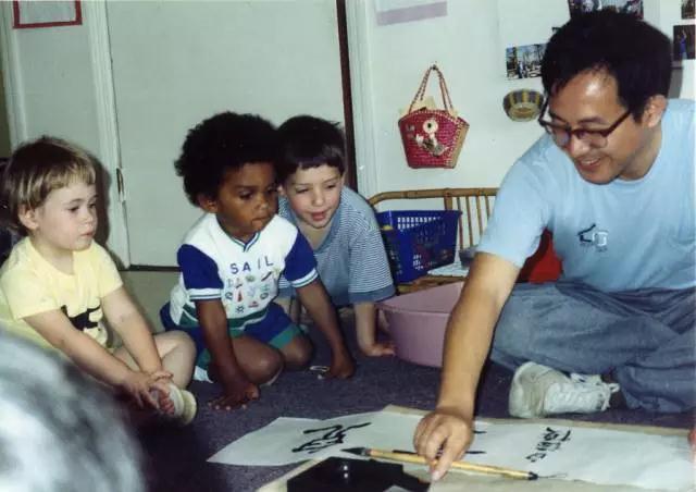 1991年，白老师正在为美国一个托儿所的儿童示范书法。